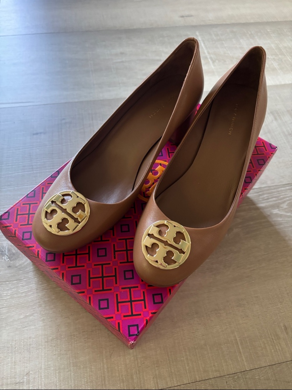 Tory Burch Tan Leather Logo pump